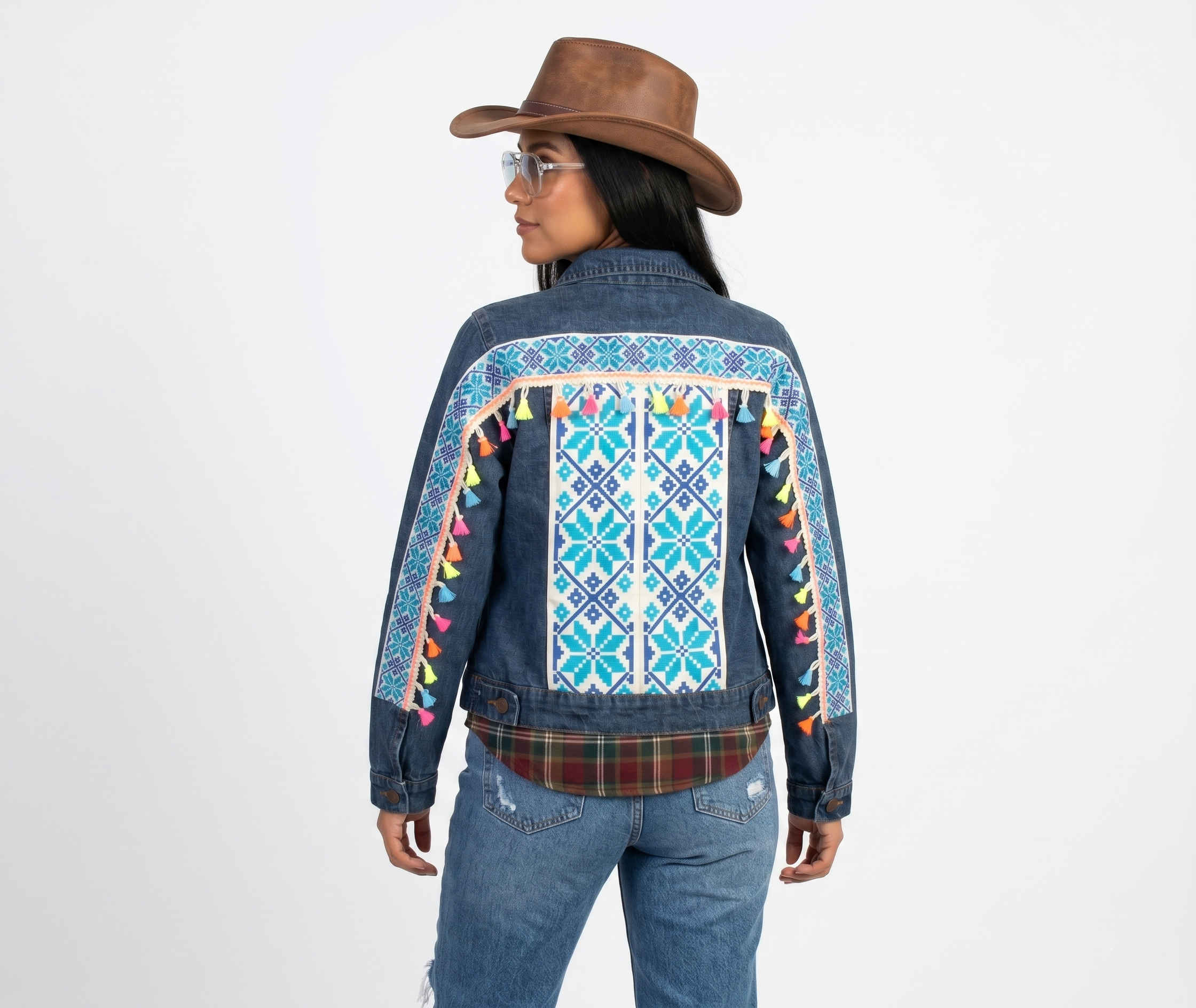 Chamarra de mezclilla con diseño de grecas y borlas multicolor estilo vaquero