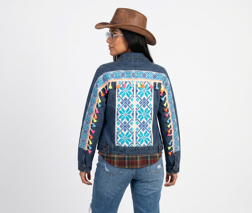 Chamarra de mezclilla con diseño de grecas y borlas multicolor estilo vaquero