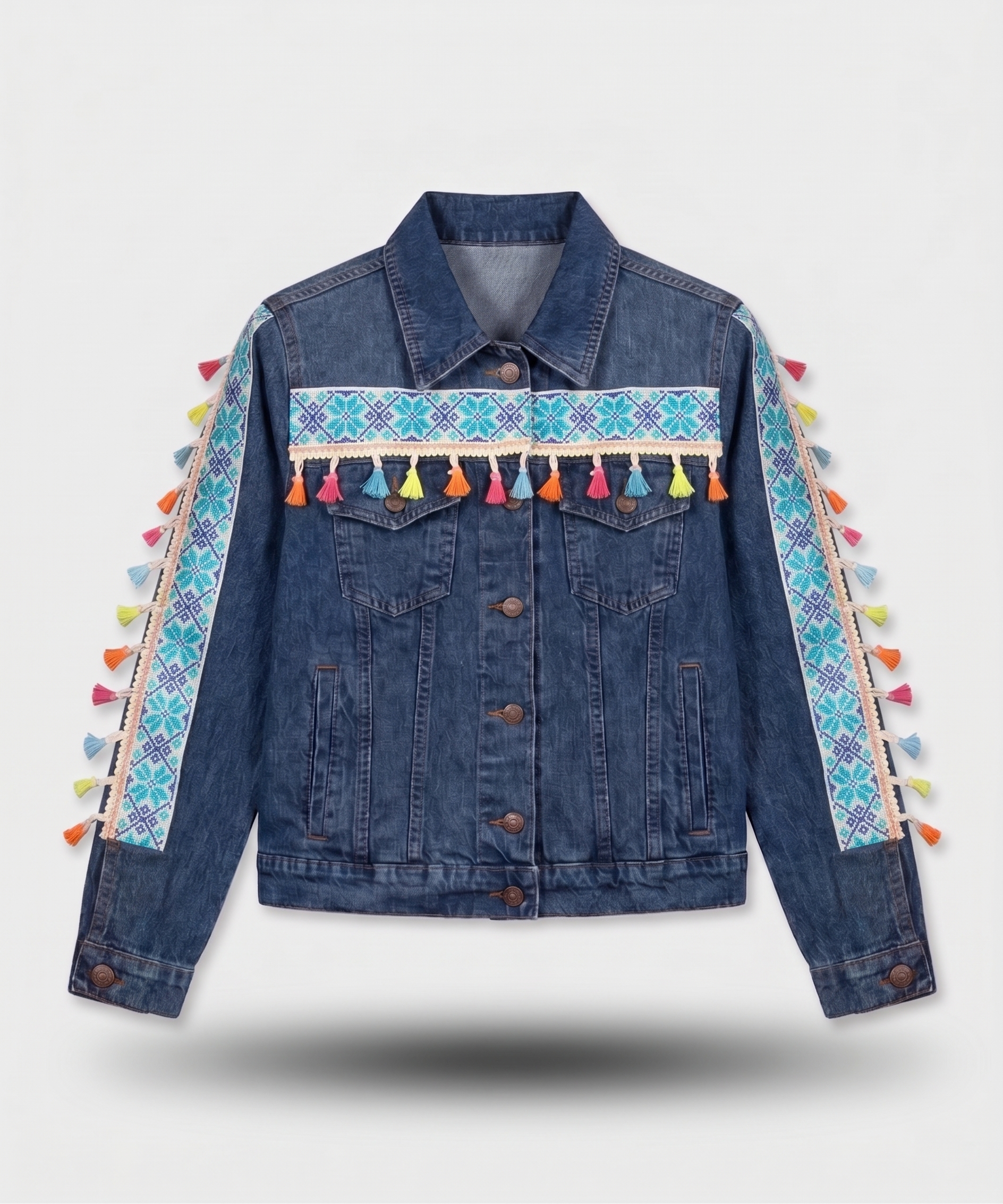 Chamarra de mezclilla con diseño de grecas y borlas multicolor estilo vaquero