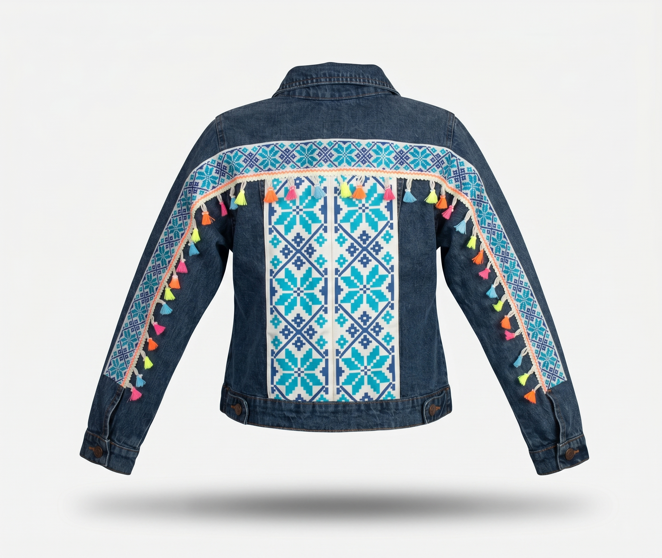 Chamarra de mezclilla con diseño de grecas y borlas multicolor estilo vaquero