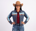 Chamarra de mezclilla con diseño de grecas y borlas multicolor estilo vaquero