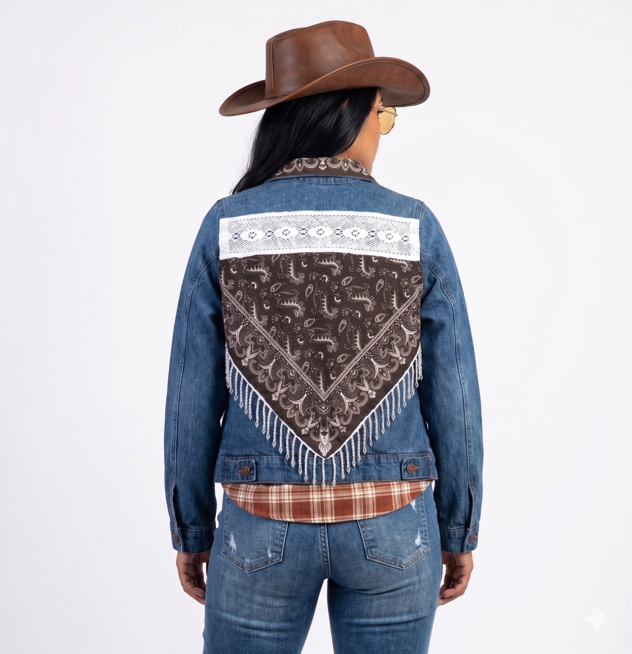 Chamarra Denim Decorada con Flecos de Borlas Multicolores y Cuello Tipo Paliacate