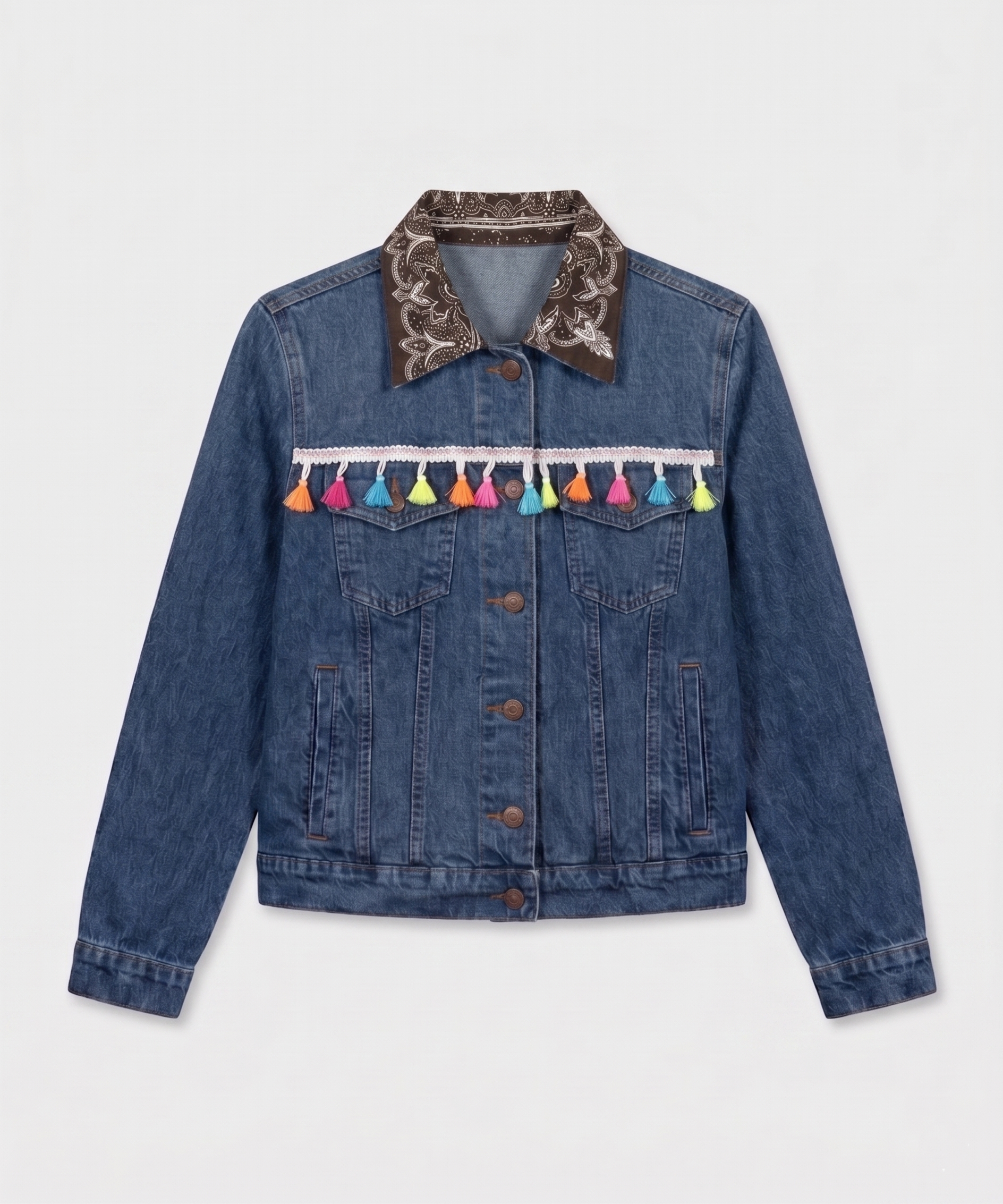 Chamarra Denim Decorada con Flecos de Borlas Multicolores y Cuello Tipo Paliacate